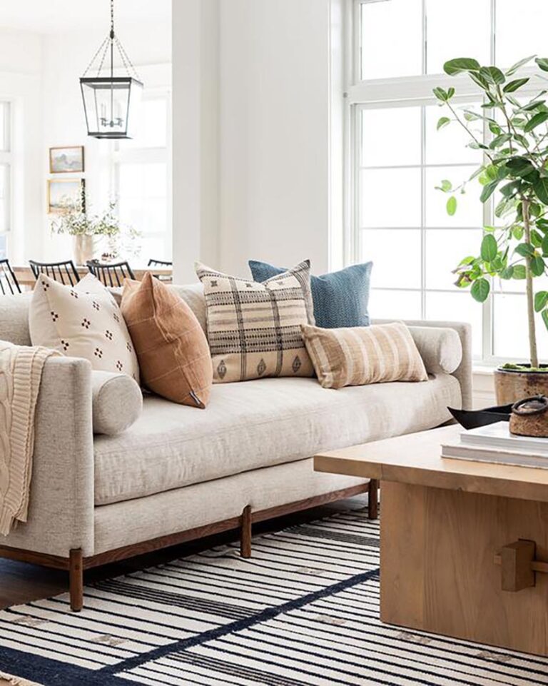 HOW TO MIX + MATCH CUSHIONS LIKE A PRO - The Home Studio | Interior ...