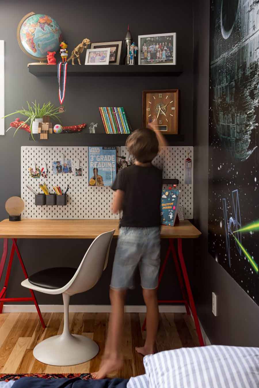 https://thehomestudio.co.za/wp-content/uploads/2021/07/How-To-Integrate-A-Homework-Station-Into-A-Bedroom-3.jpg
